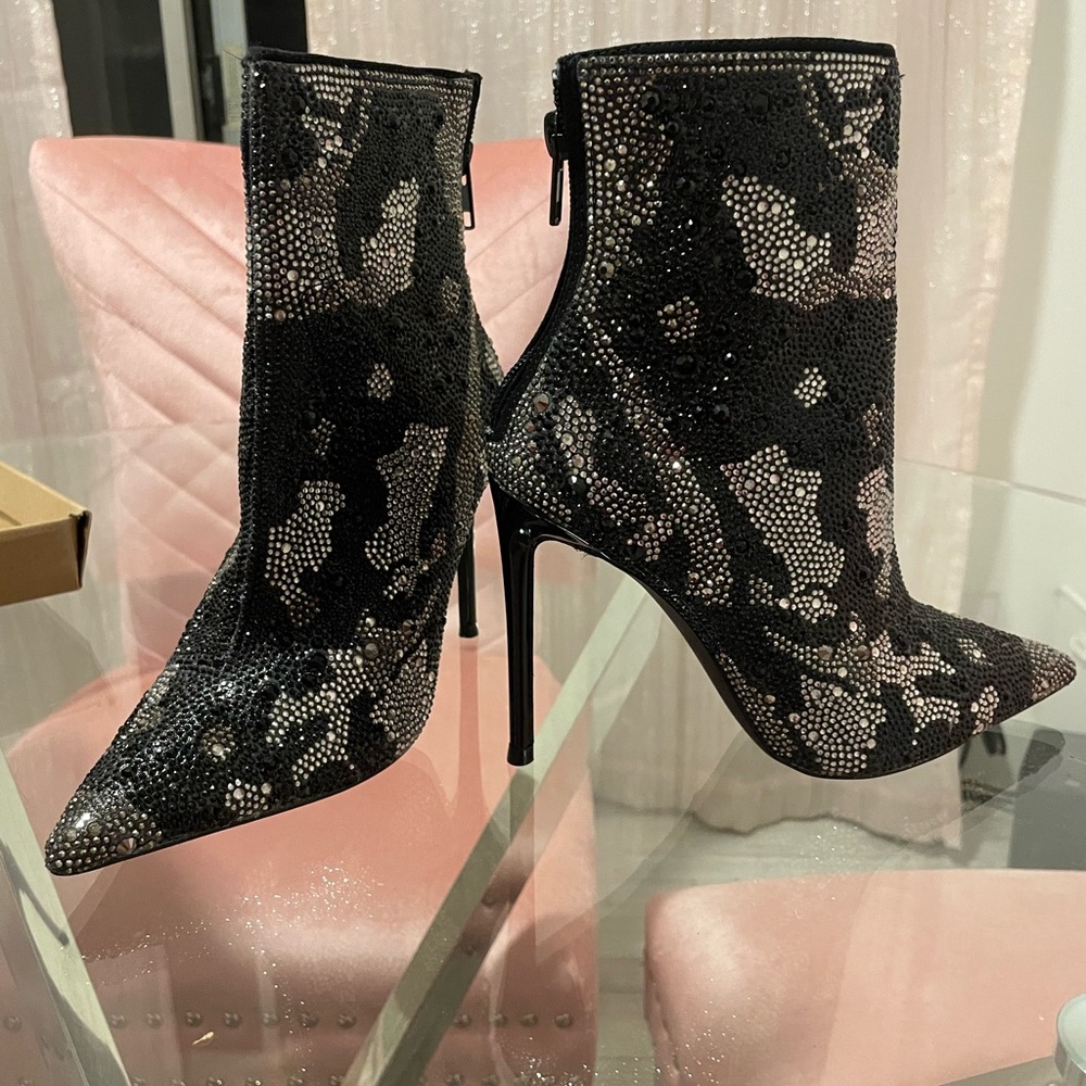 Steve Madden Womens Viala Leather Pointed Toe Ankle Boots